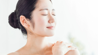 エステサロンで全身ケアを受け、心身ともに満たされた笑顔の30代女性。自分を慈しむ時間。